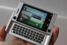 Motorola Devour, un nou smartphone cu Android 1.6 si camera foto de 3MP